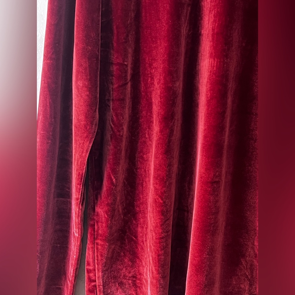 ASOS DESIGN muscle long sleeve t-shirt in burgundy velour with turtleneck - Picture 6 of 16